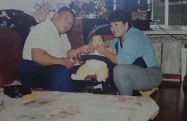 带着妻子照片领奖的举重运动员_举重冠军妻子帮忙_奥运会举重妻子