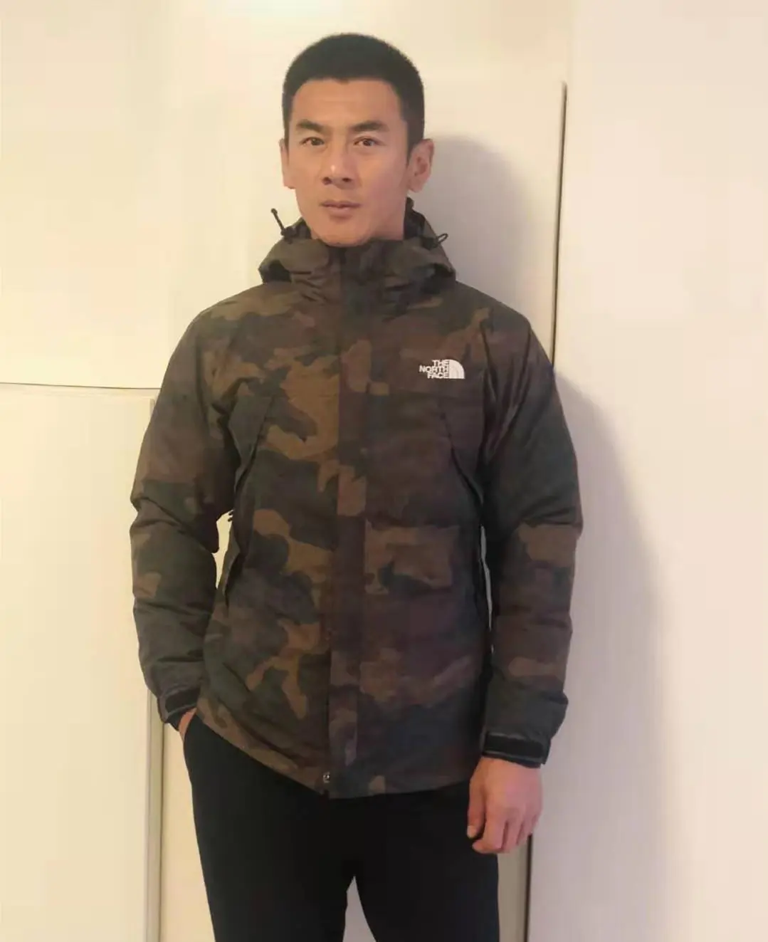 肌肉男在家健身_健身房肌肉男_肌肉健身男颜值