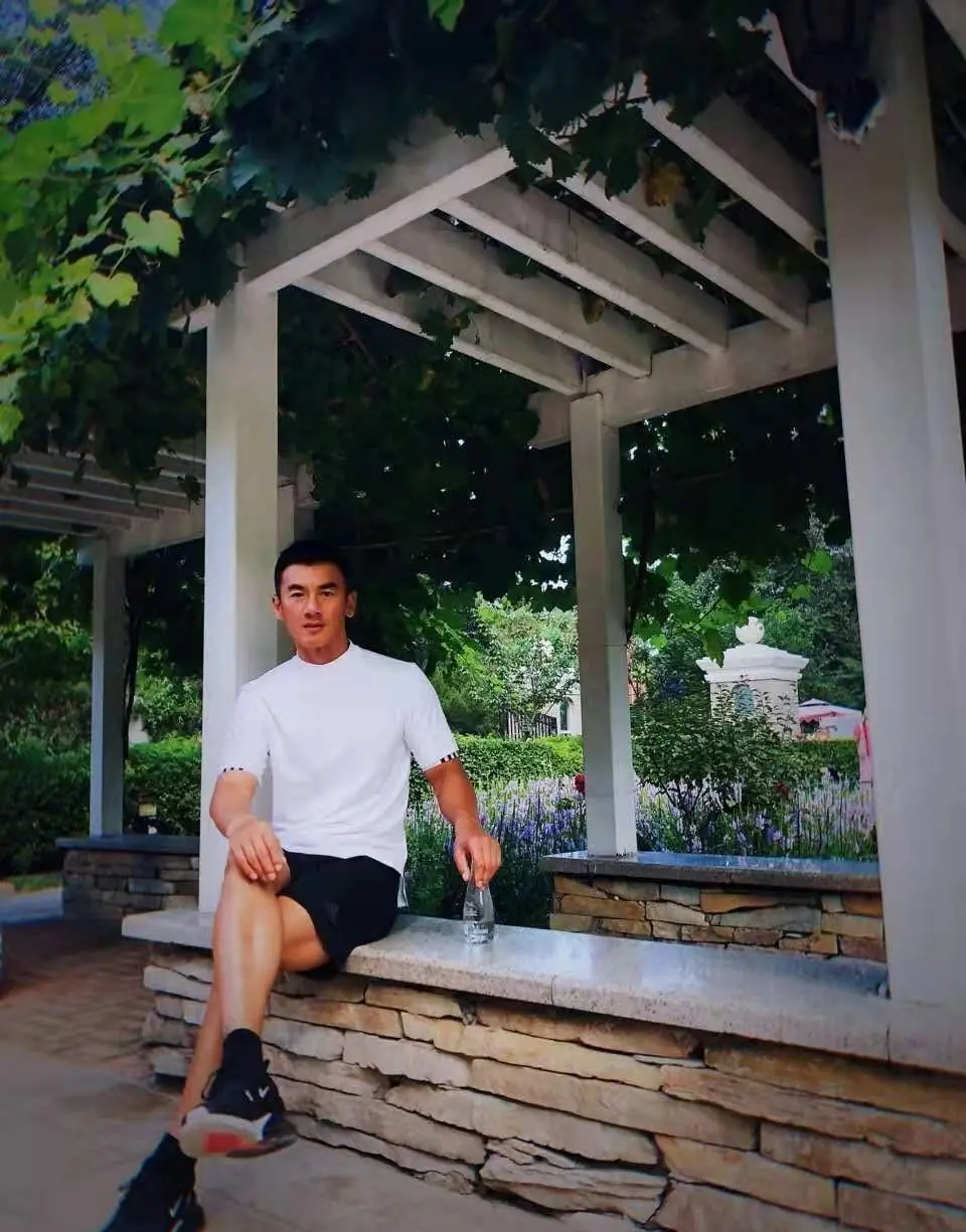 健身房肌肉男_肌肉男在家健身_肌肉健身男颜值