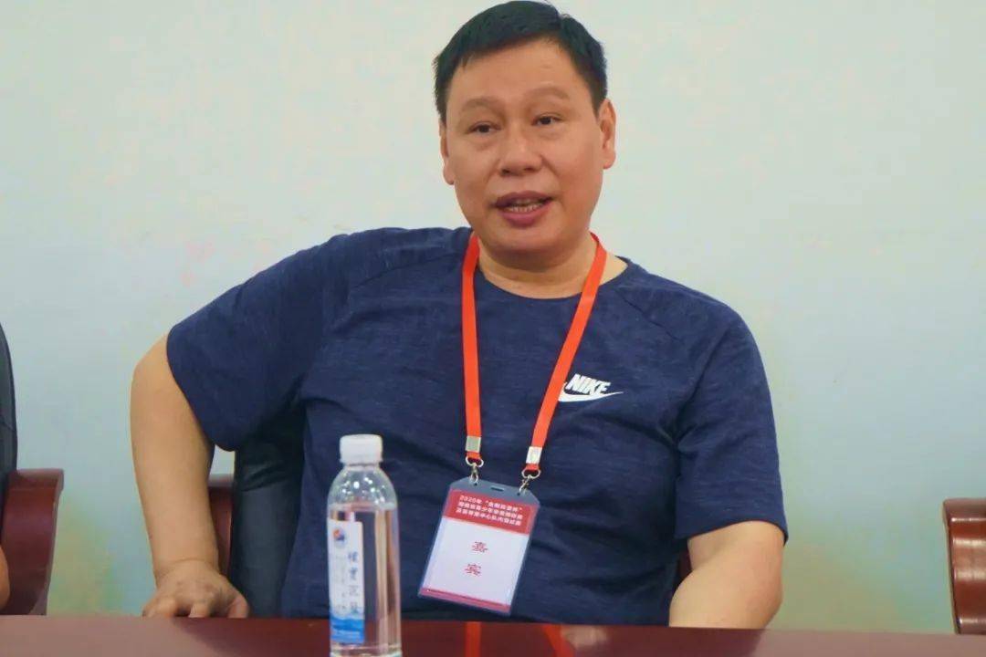 小个子举重世界冠军_中国举重冠军小个子男生_举重选手个子矮