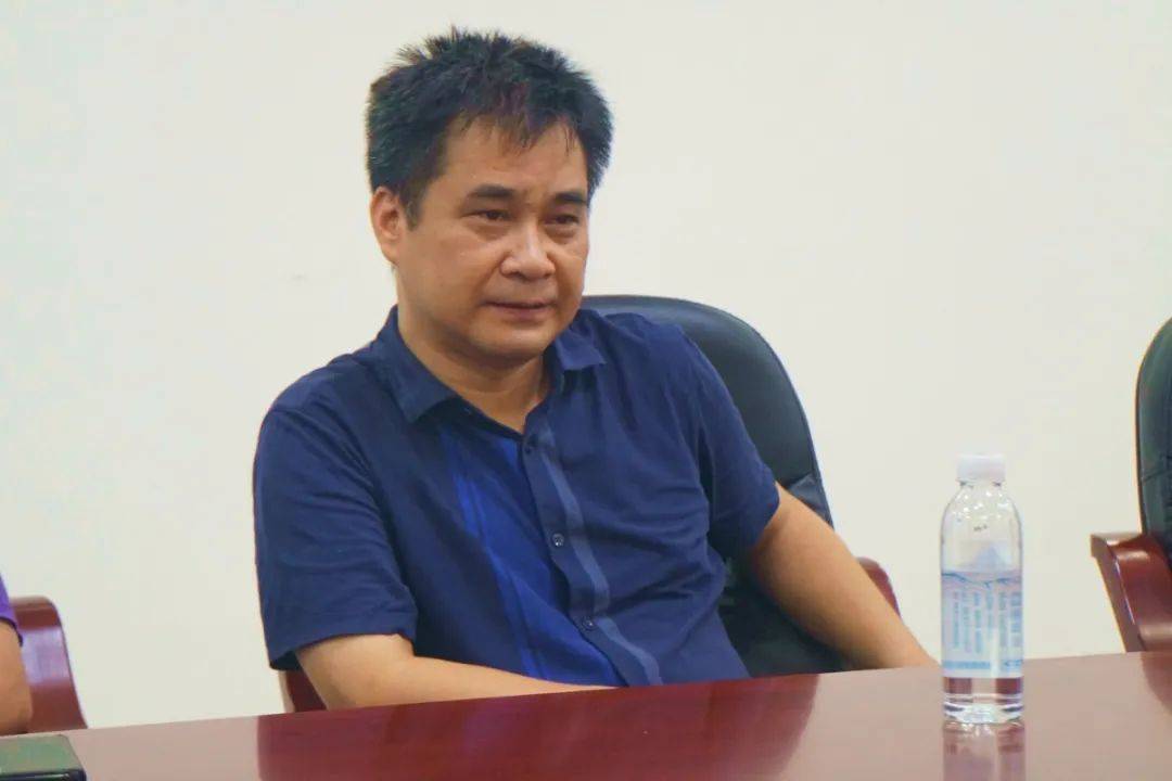 举重选手个子矮_中国举重冠军小个子男生_小个子举重世界冠军