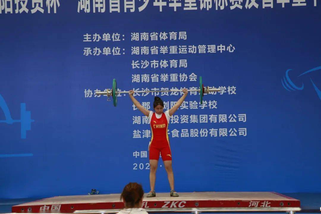中国举重冠军小个子男生_小个子举重世界冠军_举重选手个子矮