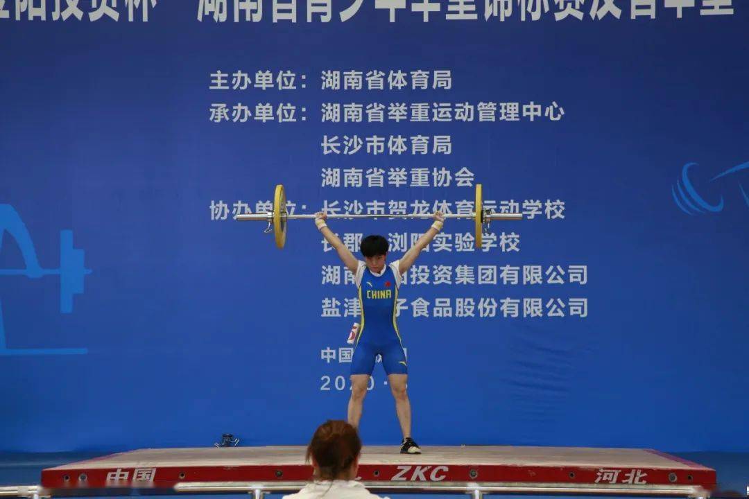 中国举重冠军小个子男生_小个子举重世界冠军_举重选手个子矮