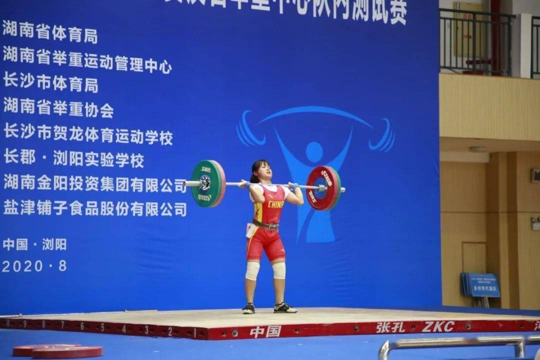 中国举重冠军小个子男生_举重选手个子矮_小个子举重世界冠军