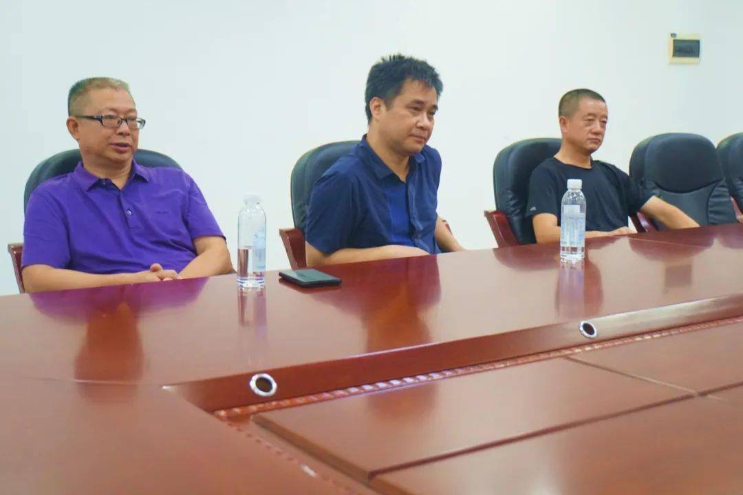 小个子举重世界冠军_中国举重冠军小个子男生_举重选手个子矮