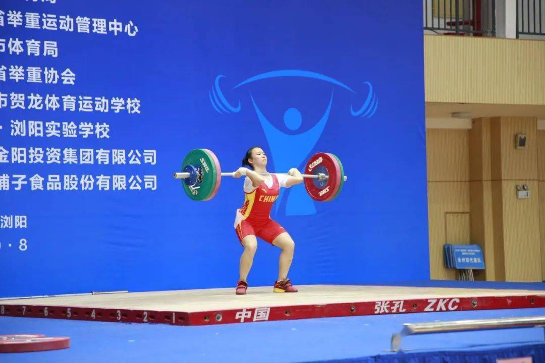 中国举重冠军小个子男生_小个子举重世界冠军_举重选手个子矮