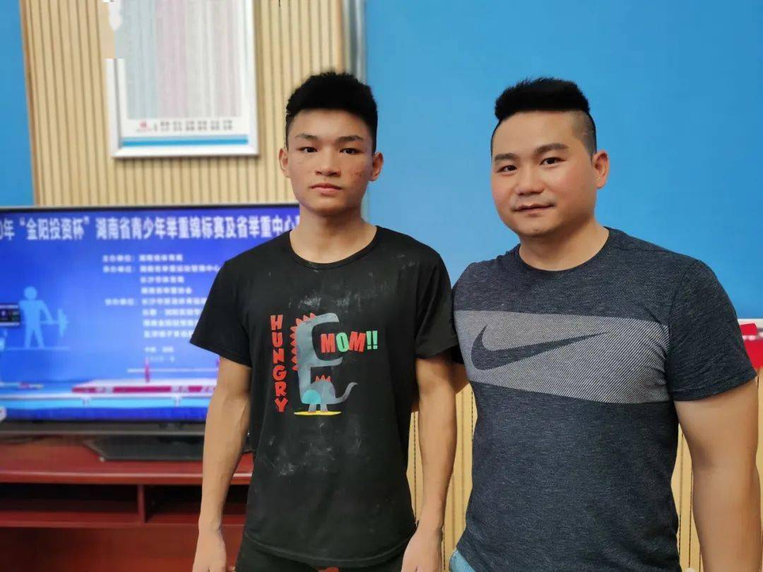 举重选手个子矮_小个子举重世界冠军_中国举重冠军小个子男生