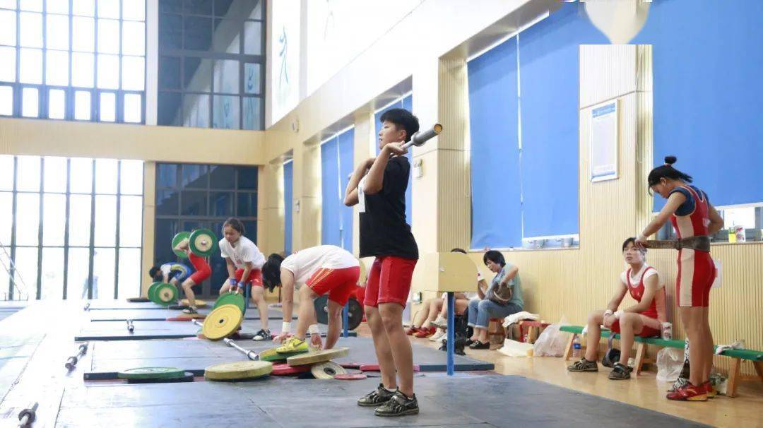 举重选手个子矮_小个子举重世界冠军_中国举重冠军小个子男生