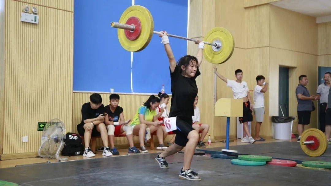 小个子举重世界冠军_中国举重冠军小个子男生_举重选手个子矮